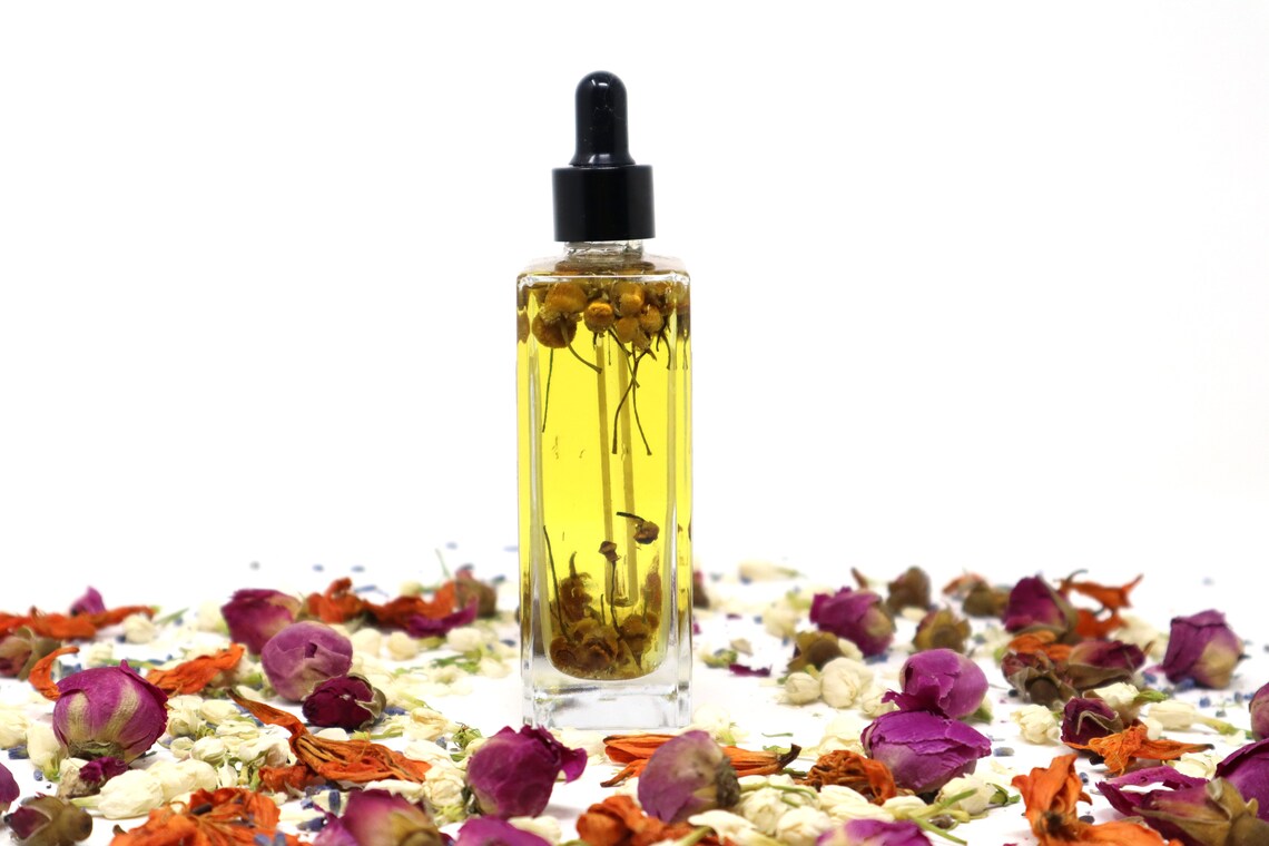 EMARA Intensely Nourishing Egyptian Chamomile Body Oil - Perfect Self Care Gift, Handmade, Organic, Vegan, Skin Moisturizing, Soothing Oil