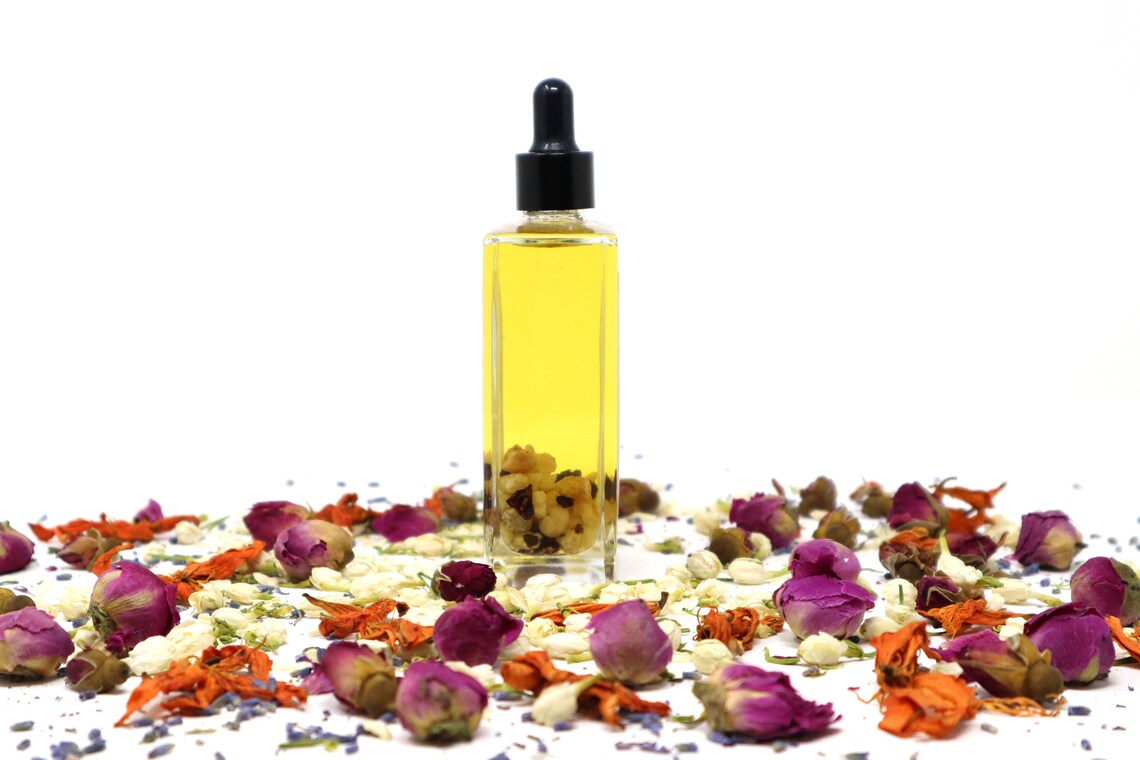 EMARA Intensely Nourishing Frankincense & Myrrh Body Oil - Perfect Self Care Gift, Handmade, Organic, Vegan, Skin Moisturizing, Soothing Oil