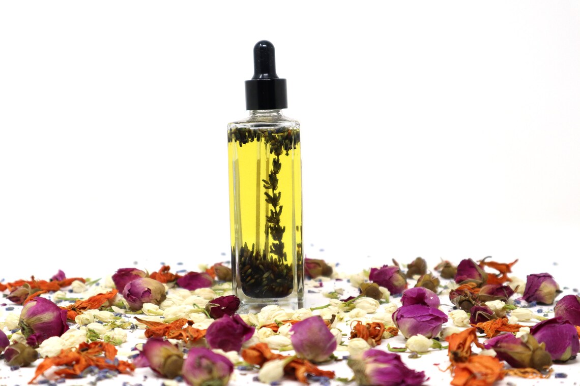 EMARA Intensely Nourishing French Lavender Body Oil - Perfect Self Care Gift, Handmade, Organic, Vegan, Skin Moisturizing, Soothing Oil